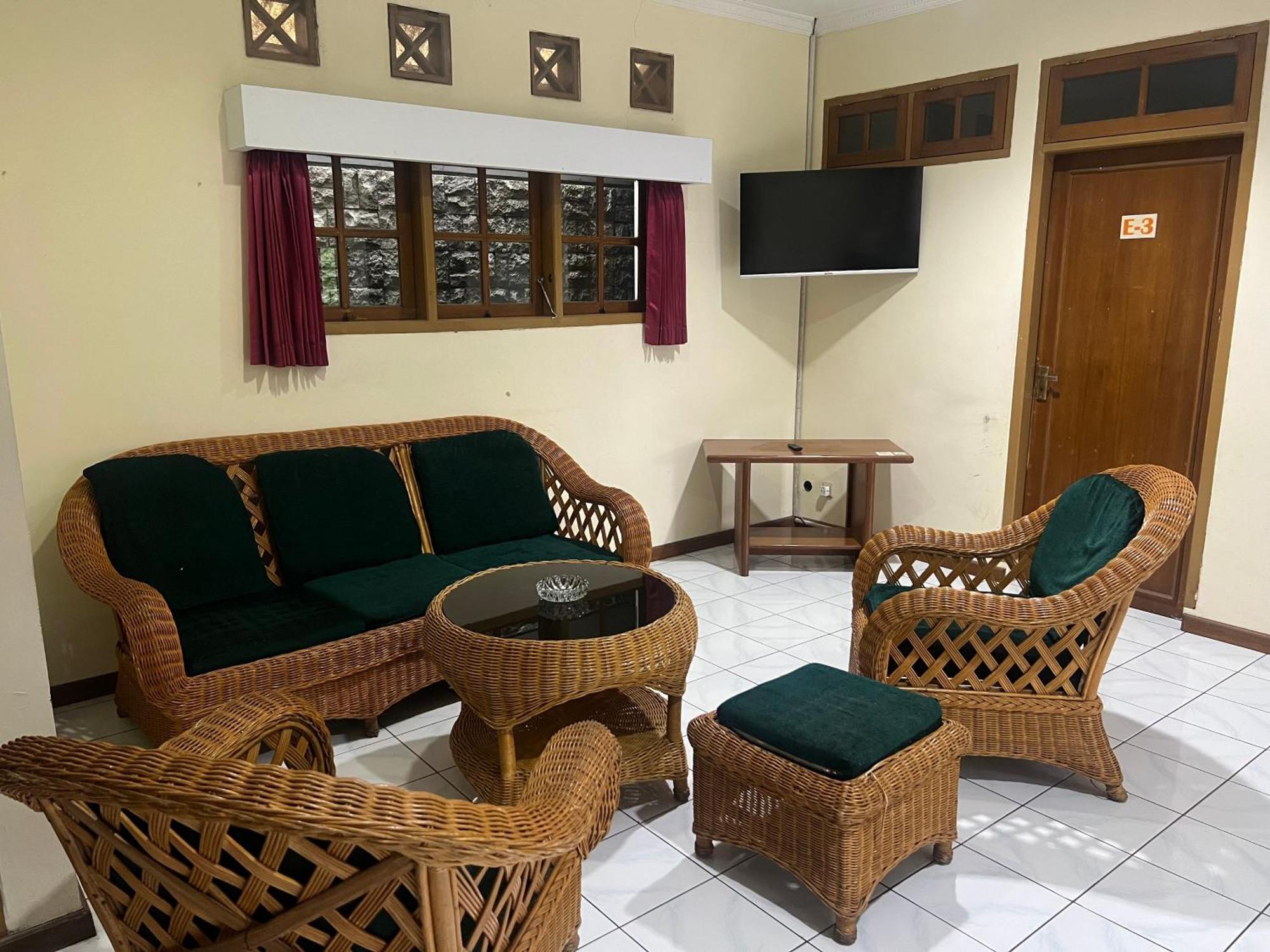 Hotel Puspa Sari Чіатер Екстер'єр фото
